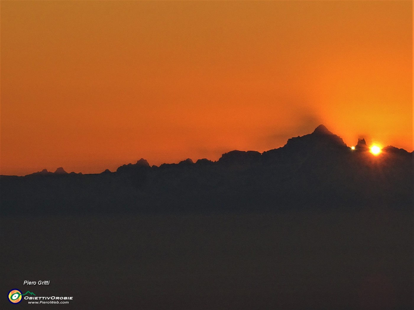 76 Il sole rosseggiante all'orizzonte sta calando sul Monviso.JPG